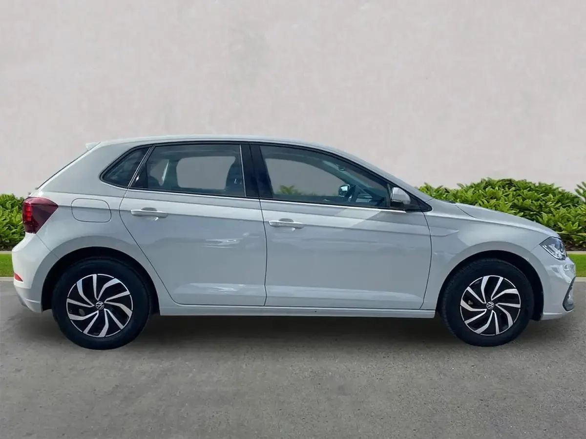 Begagnad VW Polo Life 2024 Grå Halvkombi