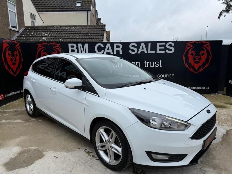 Used Ford Focus Zetec 125 HP (91 kW) 2015 White Hatchback
