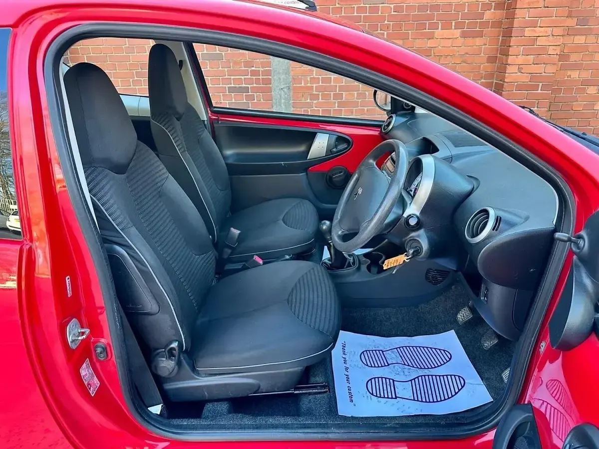 Used Peugeot 107 Active 68 HP (50 kW) 2013 Red Hatchback