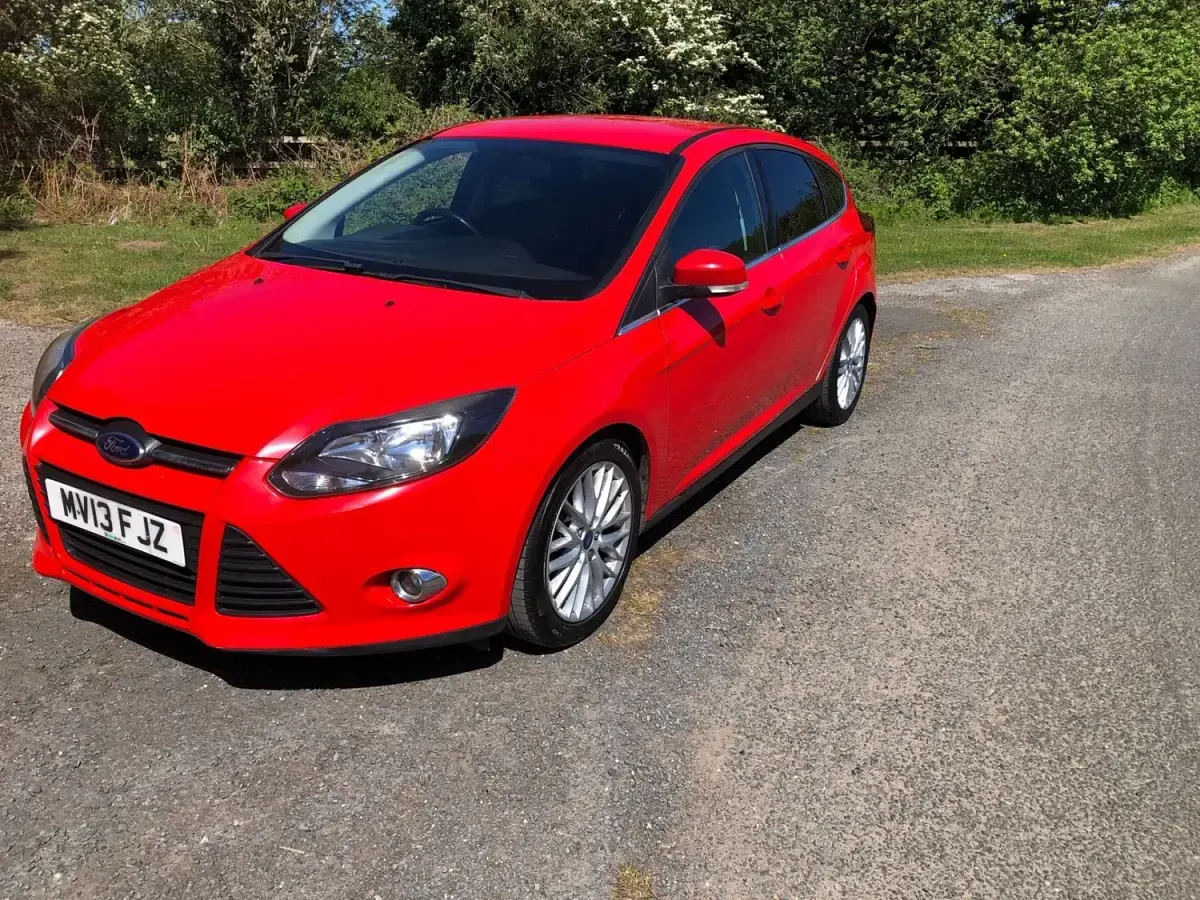 Usado Ford Focus Zetec 115 HP (84 kW) 2013 Vermelho Citadino