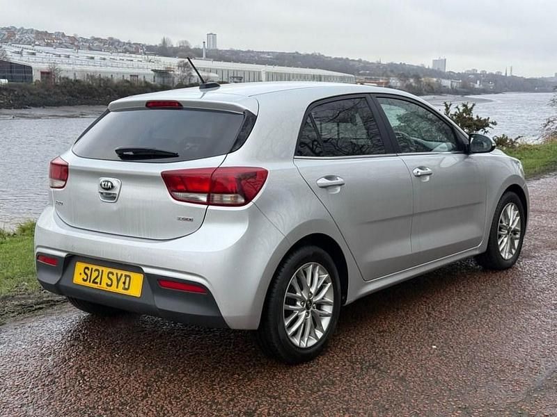 Used Kia Rio 99 HP (72 kW) 2017 Silver Hatchback