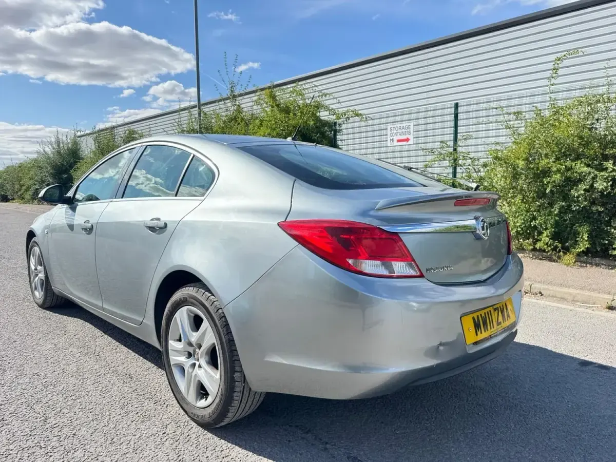 Used Vauxhall Insignia 140 HP (102 kW) 2011 Silver Hatchback