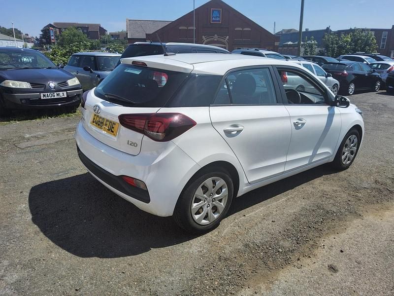 Used Hyundai i20 75 HP (55 kW) 2019 White Hatchback
