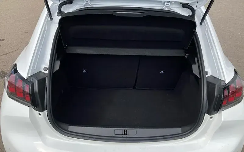 Used Peugeot 208 Active+ 102 HP (75 kW) 2023 White Hatchback
