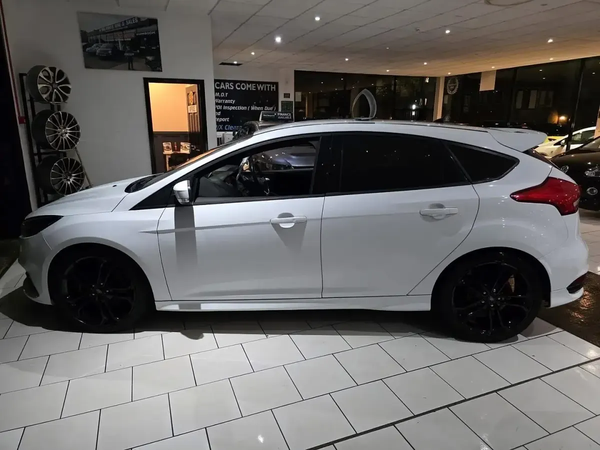 Used Ford Focus ST 185 HP (136 kW) 2017 White Hatchback