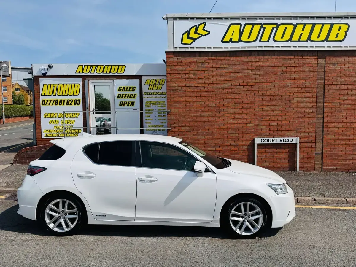 Used Lexus CT200h 136 HP (100 kW) 2014 White Hatchback