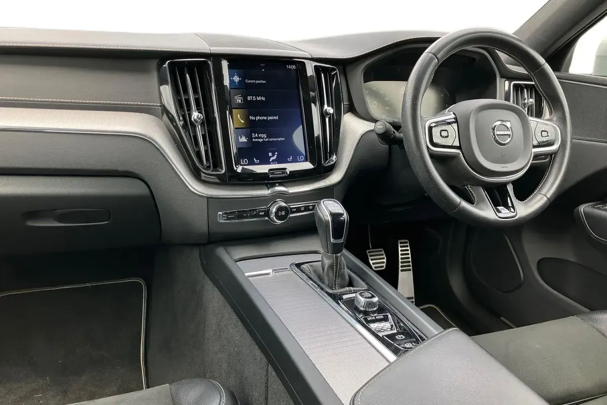 Used Volvo XC60 R-Design Pro 190 HP (139 kW) 2019 Blue SUV