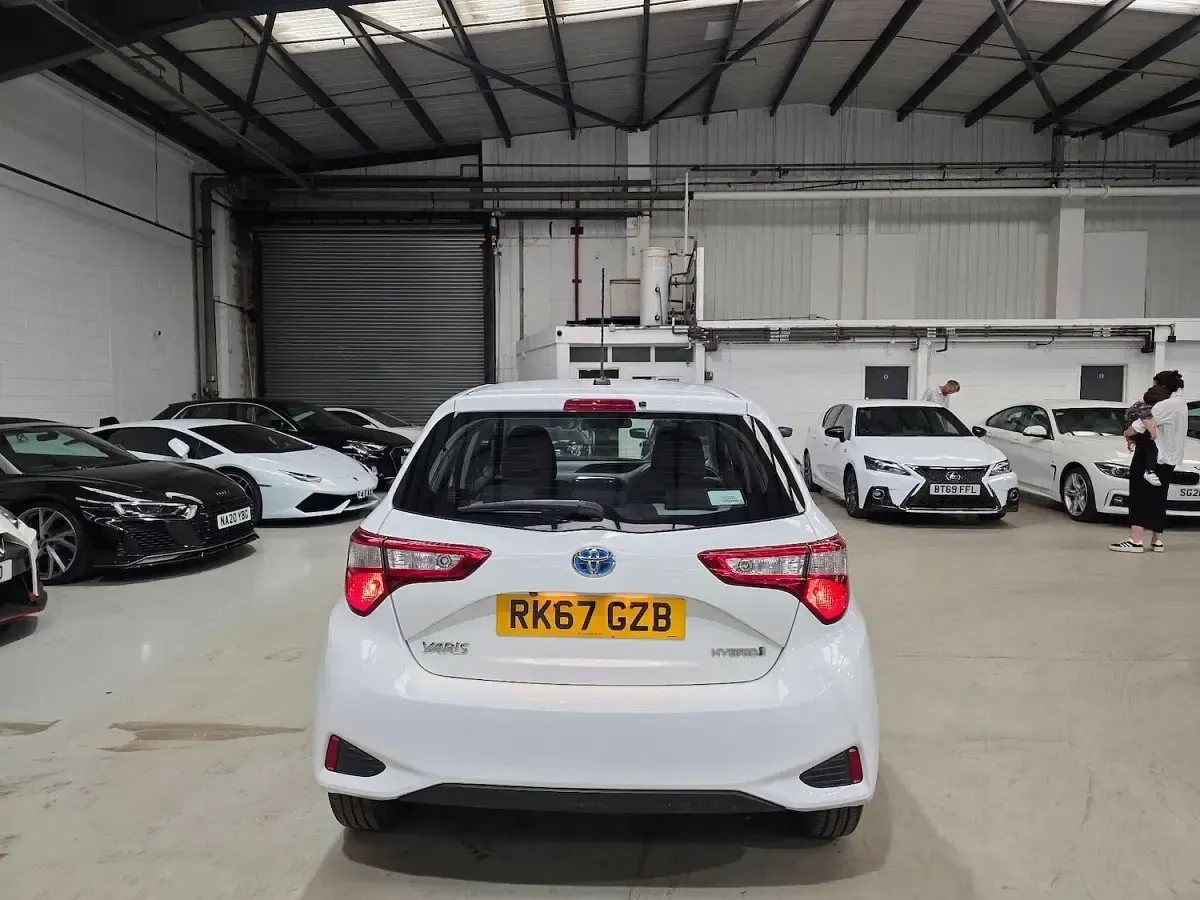 Used Toyota Yaris 100 HP (73 kW) 2017 White Hatchback