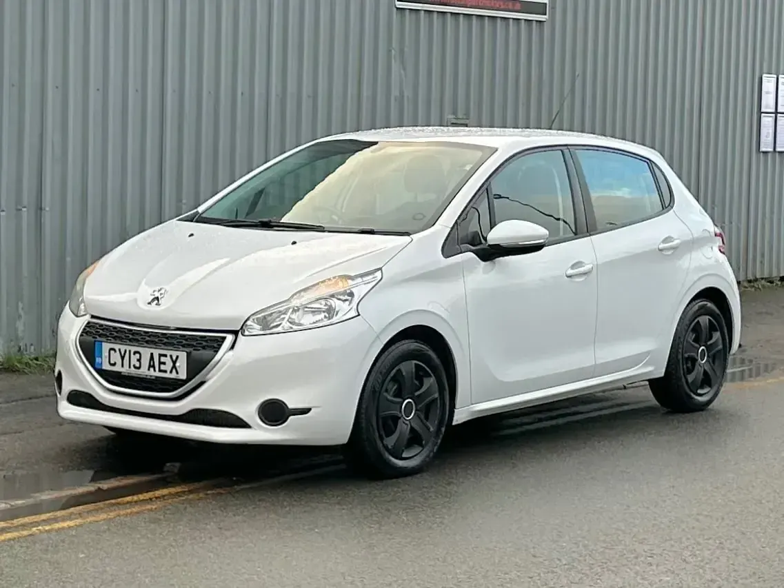 Used Peugeot 208 Access 82 HP (60 kW) 2013 White Hatchback