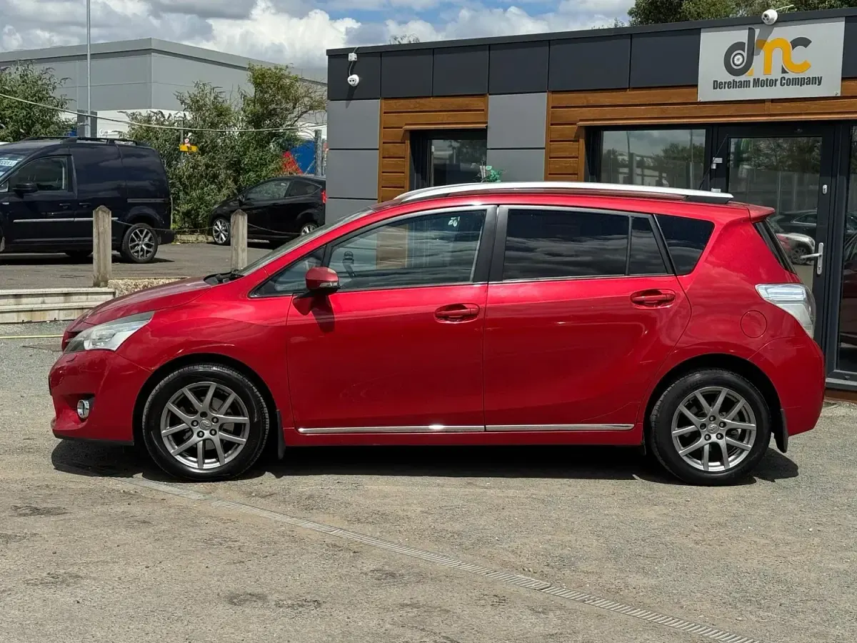 Used Toyota Verso 2013 Red MPV