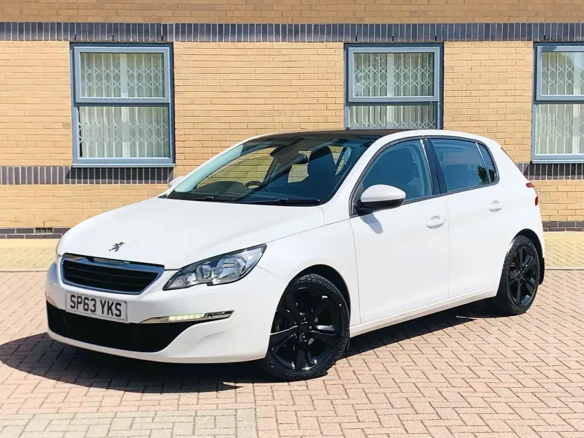 Used Peugeot 308 Active 115 HP (84 kW) 2013 White Hatchback