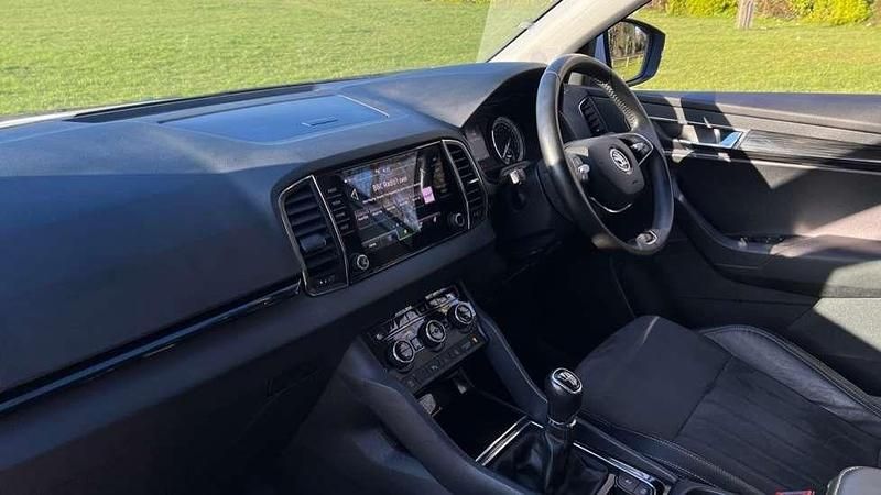 Used Skoda Karoq SE L 110 HP (80 kW) 2022 White SUV