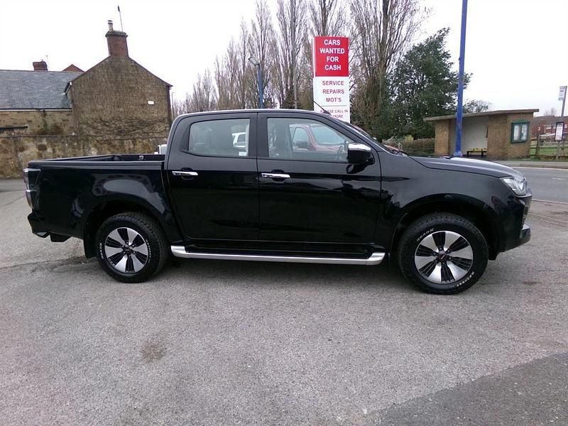 Used Isuzu Pick up 164 HP (120 kW) 2021 Black Pickup