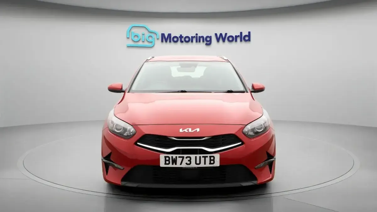Begagnad Kia Ceed 2024 Röd Halvkombi
