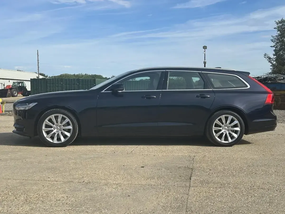 Used Volvo V90 Momentum 231 HP (169 kW) 2017 Blue Estate