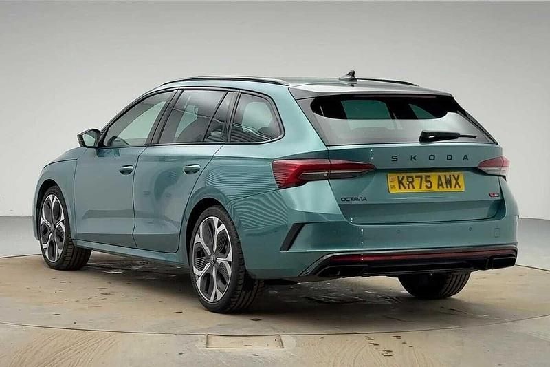 Used Skoda Octavia vRS 265 HP (194 kW) 2025 Water world green Estate