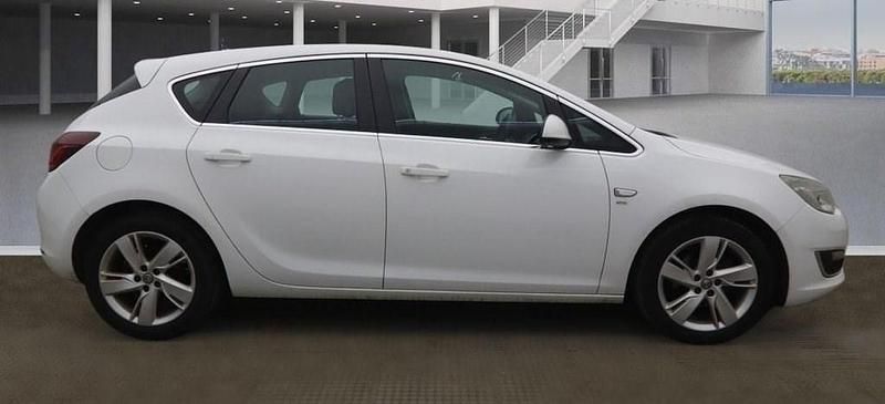 Used Vauxhall Astra SRi 2013 White Hatchback