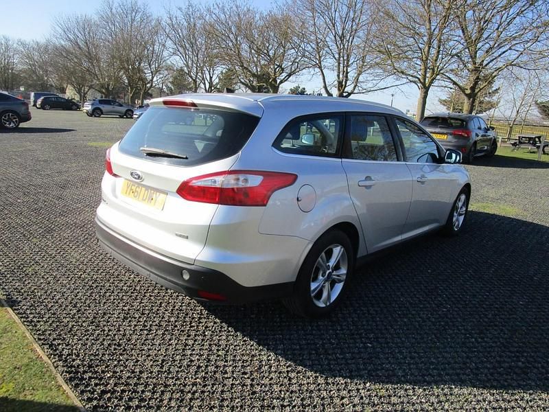 Used Ford Focus Zetec 115 HP (84 kW) 2012 Silver Estate