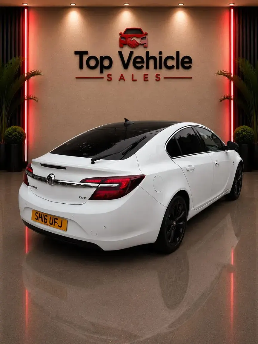 Used Vauxhall Insignia Elite 136 HP (100 kW) 2016 White Hatchback