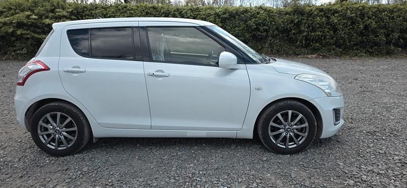 Begagnad Suzuki Swift 94 HK (69 kW) 2015 Silver Halvkombi