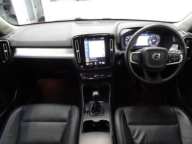 Used Volvo XC40 Momentum 163 HP (119 kW) 2019 Red SUV