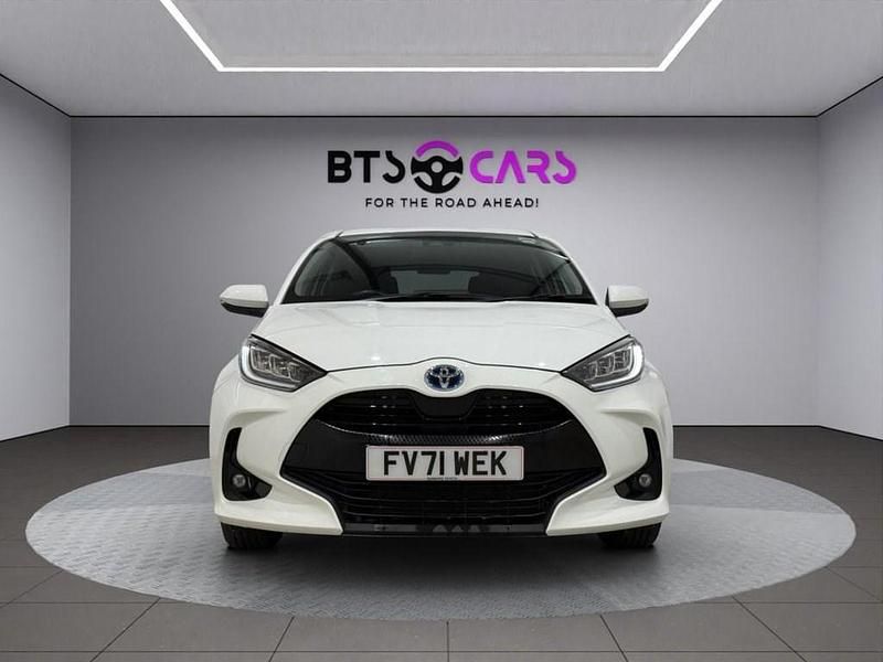Used Toyota Yaris Hybrid Design 116 HP (85 kW) 2022 White Hatchback