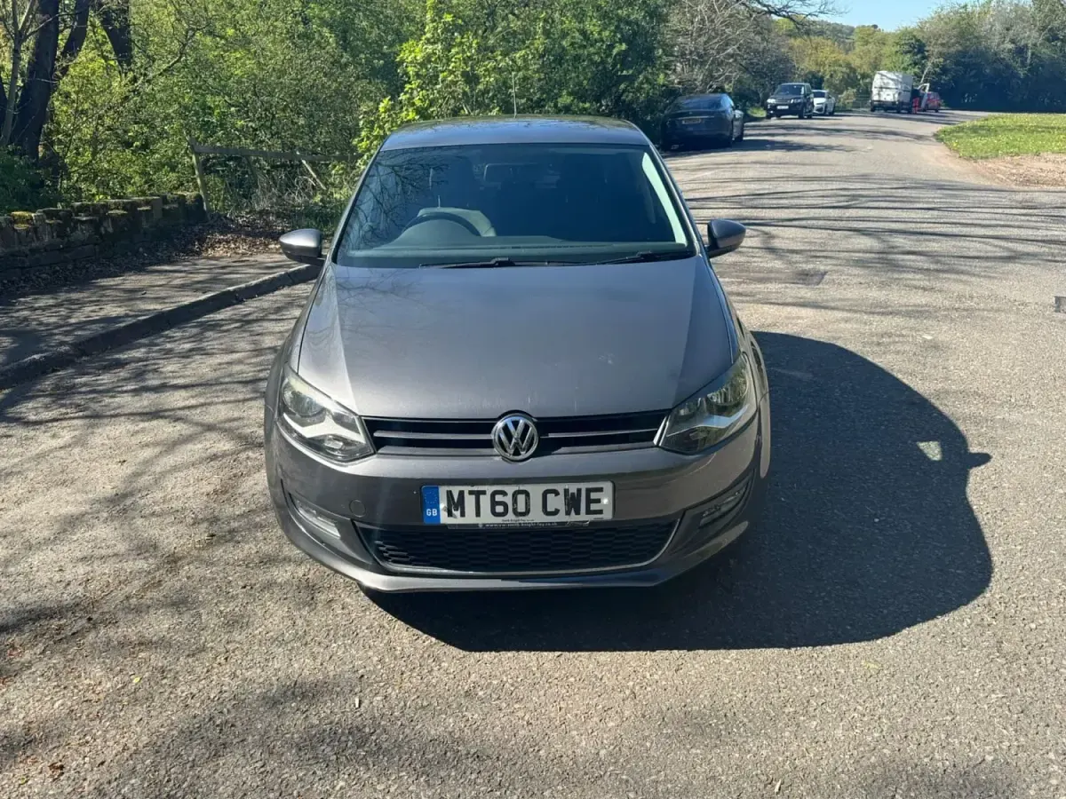 Usado VW Polo SEL 85 CV (62 kW) 2010 Gris Utilitario
