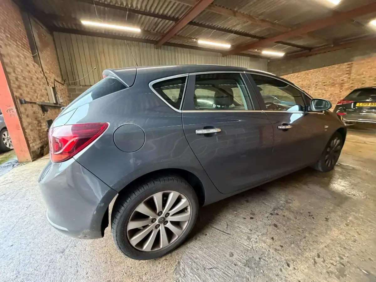 Usado Vauxhall Astra 2013 Gris Utilitario