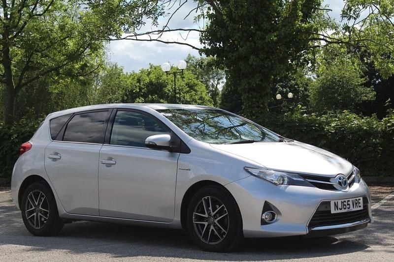 Silver Used 2015 Toyota Auris Hybrid Hatchback | £10,990 (Fair price) - Image 1/4