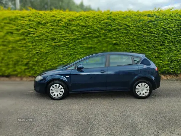 Used Seat Leon Ecomotive 105 HP (77 kW) 2011 Blue Hatchback