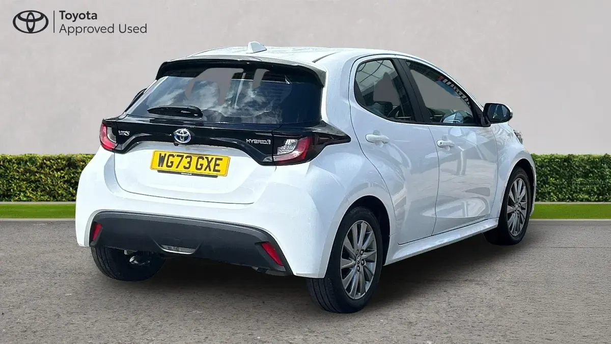 Used Toyota Yaris Hybrid 116 HP (85 kW) 2023 Pure white Hatchback