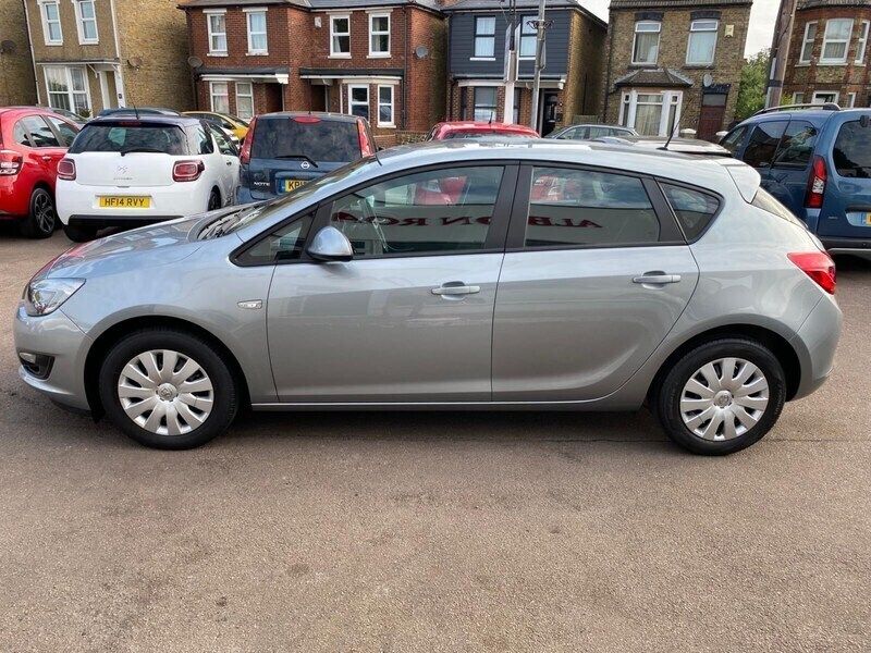 Silver Used 2014 Vauxhall Astra Hatchback | £7,395 (Expensive) - Image 1/4