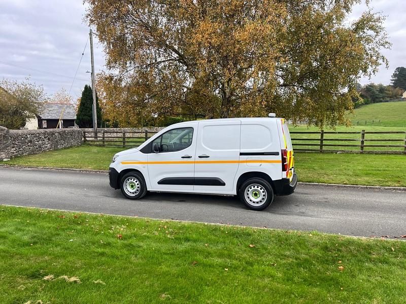 Usado Fiat Doblò 100 HP (73 kW) 2023 Branco Monovolume