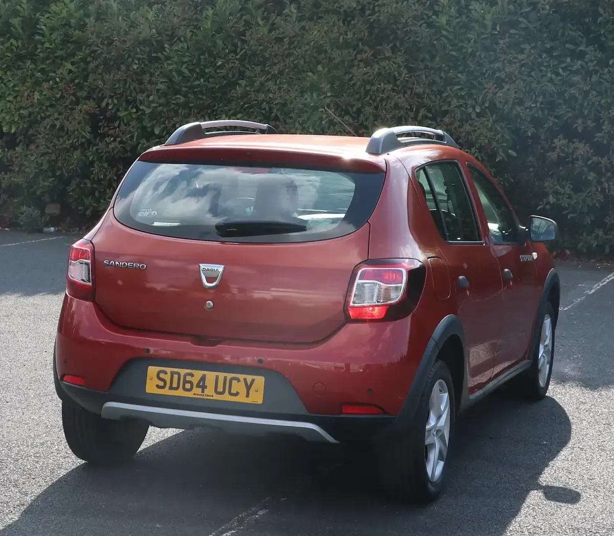 Used Dacia Sandero Lauréate 90 HP (66 kW) 2014 Red Hatchback