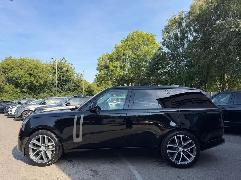 Used Land Rover Range Rover SE 300 HP (220 kW) 2024 Black SUV