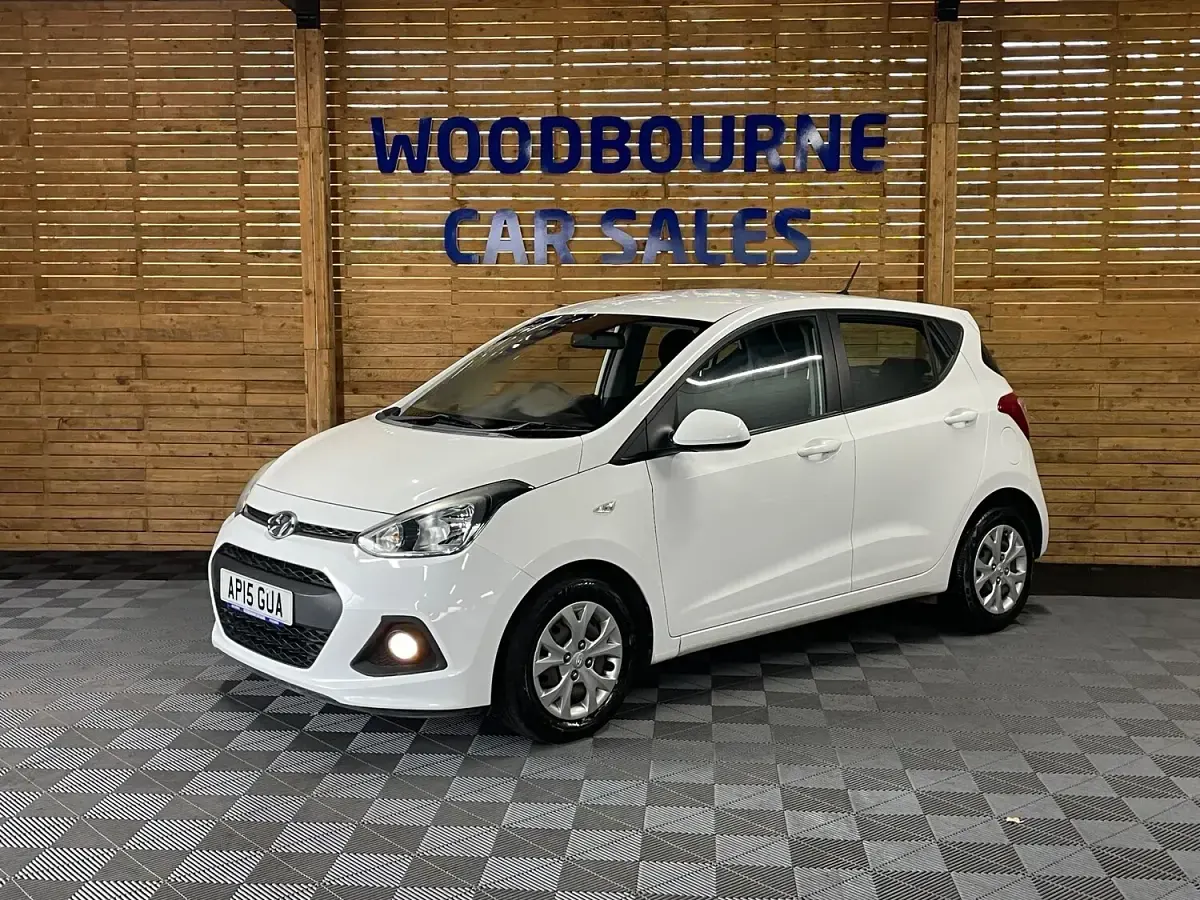 Used Hyundai i10 SE 67 HP (49 kW) 2015 White Hatchback