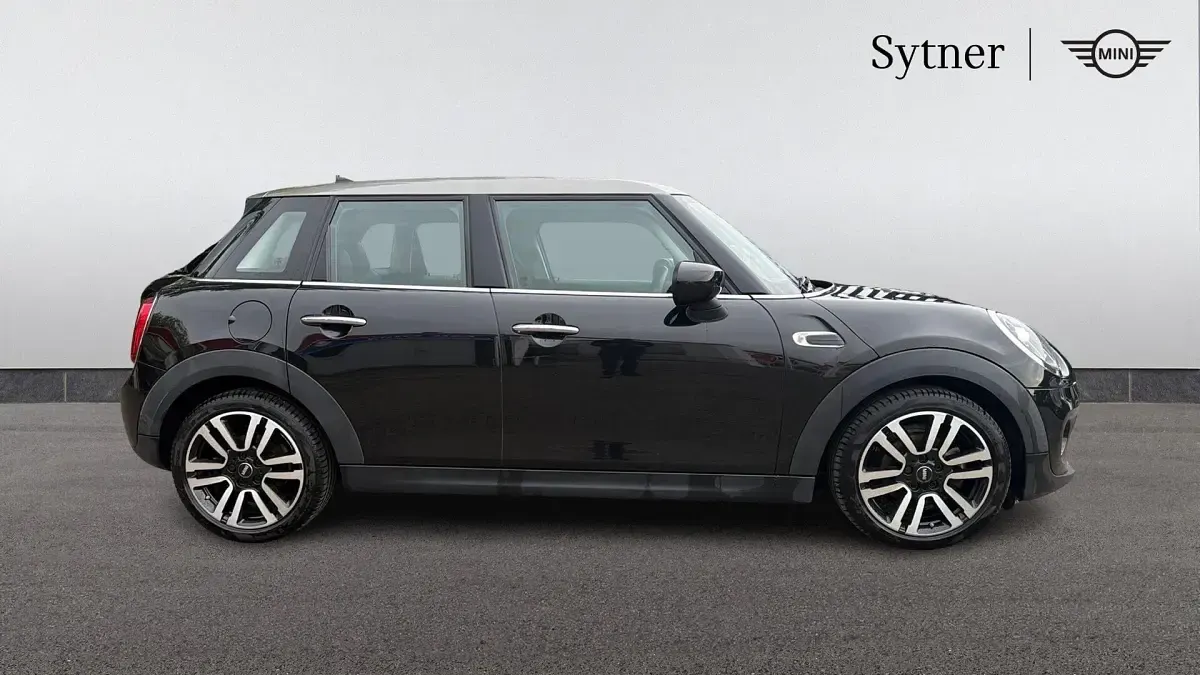 Usado Mini Cooper Exclusive 134 CV (98 kW) 2020 Negro Utilitario