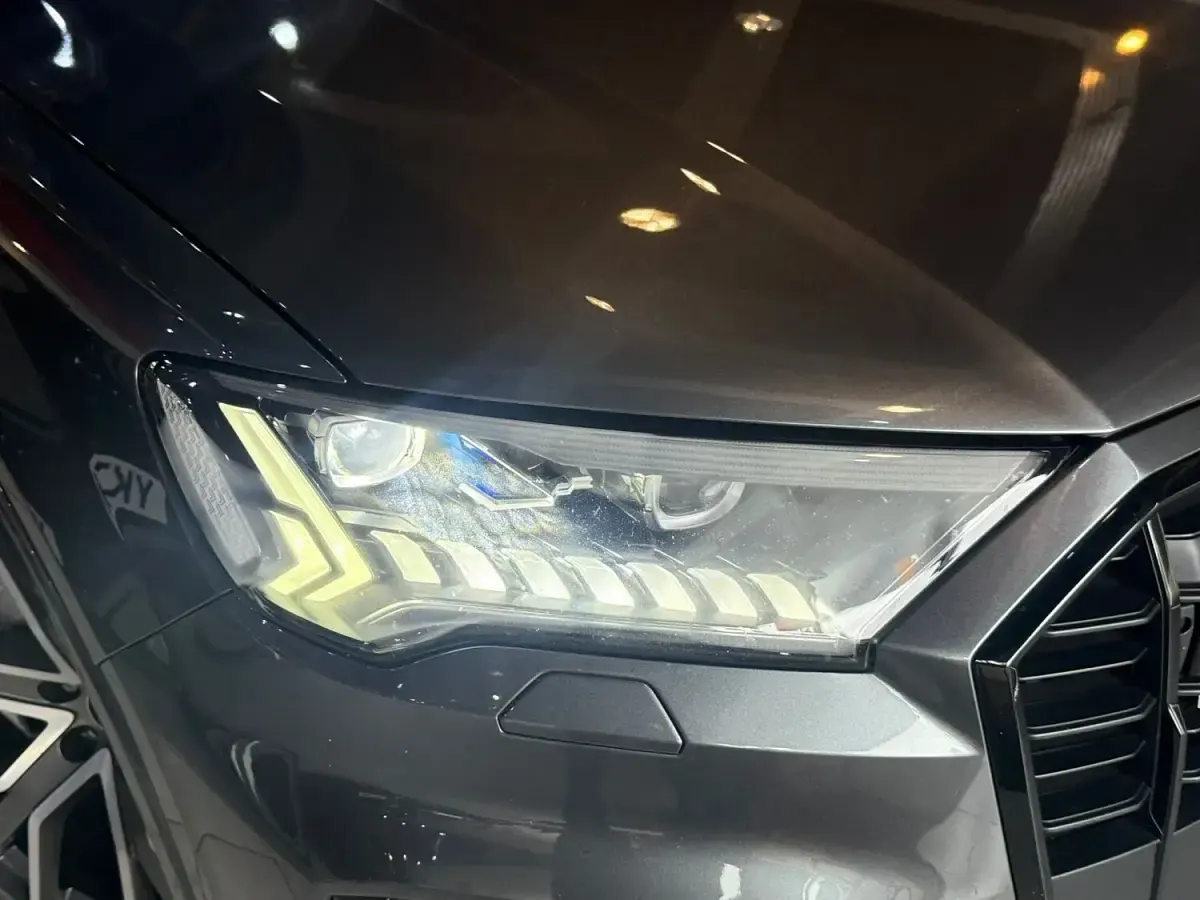 Used Audi Q7 Advanced 286 HP (210 kW) 2021 Grey SUV
