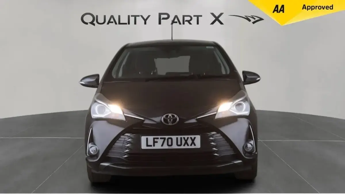 Begagnad Toyota Yaris 2020 Svart Halvkombi