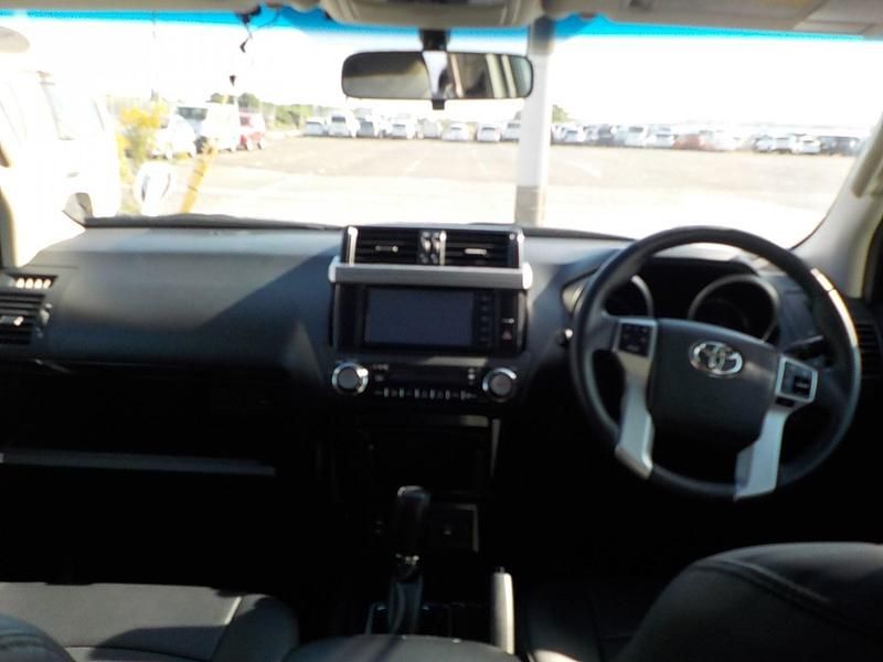 Used Toyota Land Cruiser TX 177 HP (130 kW) 2016 White Sedan