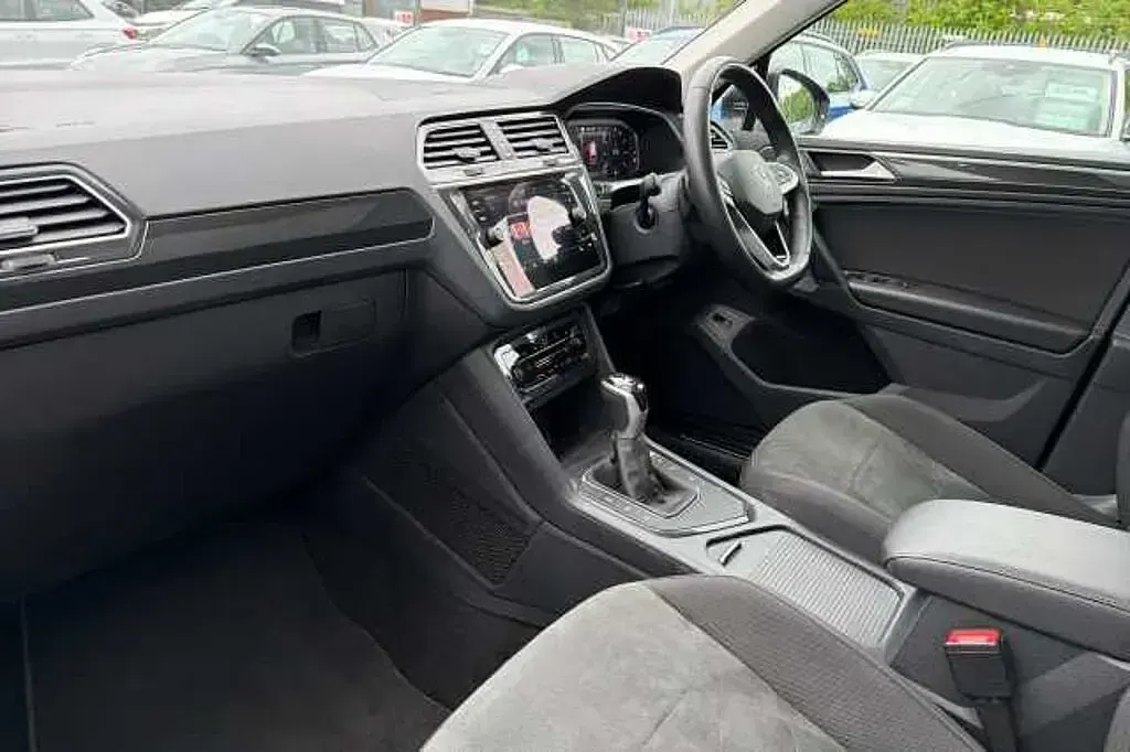 Usado VW Tiguan Elegance 150 HP (110 kW) 2023 Preto SUV