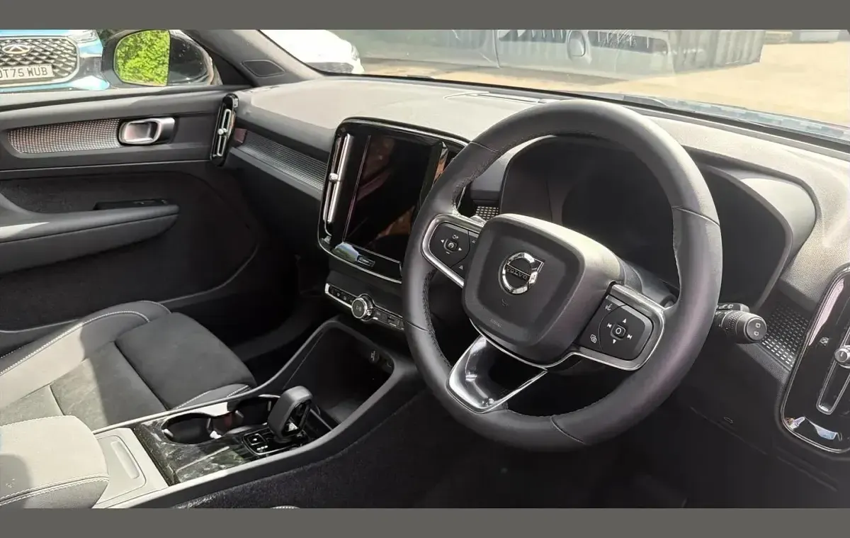 New Volvo EX40 Plus 185 kW (252 HP) 2026 Blue SUV
