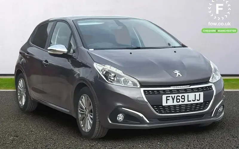 Used Peugeot 208 Signature Sky 82 HP (60 kW) 2019 Hatchback