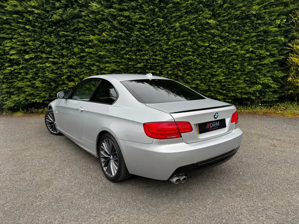 Begagnad BMW 325 2010 Silver Sportkupé