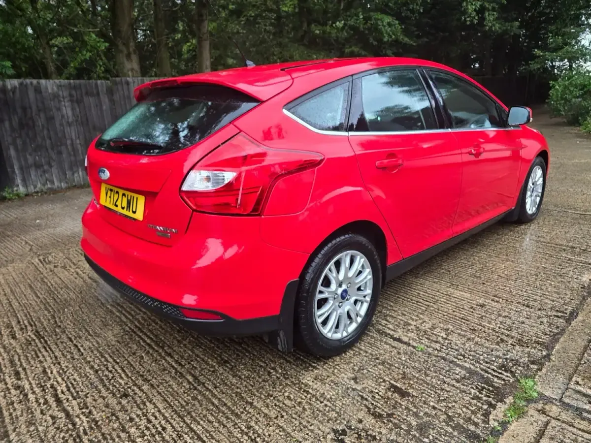 Used Ford Focus Titanium 115 HP (84 kW) 2012 Red Hatchback