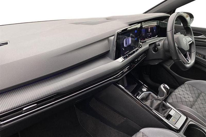 Second-hand VW Golf VIII R-line 130 CP (95 kW) 2024 Negru Hatchback