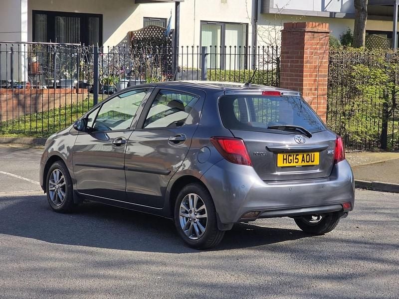 Used Toyota Yaris 99 HP (72 kW) 2015 Grey Hatchback