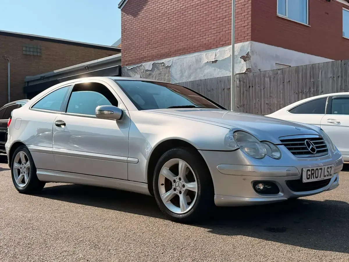 Used Mercedes C180 SE 143 HP (105 kW) 2007 Silver Coupe