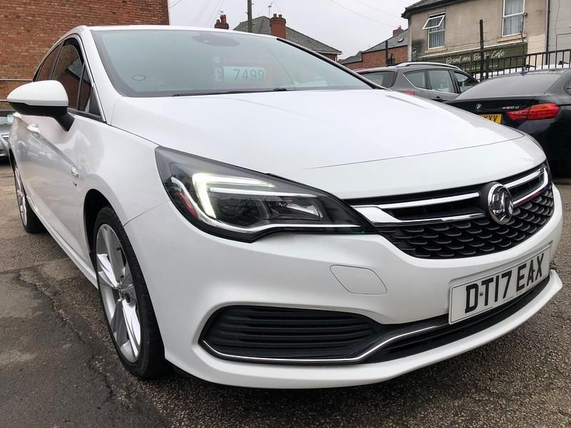 Used Vauxhall Astra SRi 150 HP (110 kW) 2017 White Hatchback