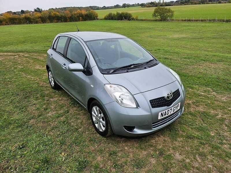 Used Toyota Yaris 85 HP (62 kW) 2007 Silver Hatchback